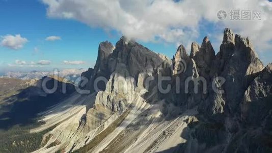 在塞塞达峰上的惊人景色。 特伦蒂诺·阿尔托·阿迪格，多洛米特斯阿尔卑斯山，南蒂罗尔，意大利，欧洲。 奥德尔山脉，瓦尔格兰达。视频