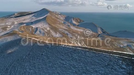 冬季近海、蓝天、多云间空观山脉。 中枪。 美丽的风景。视频