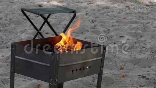 海滩上有火烧烤架。视频