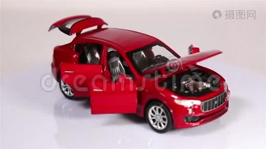 红色模型跑车与打开的门和引擎盖是旋转隔离在白色背景。视频