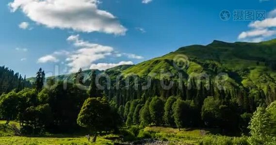 时间流逝，美丽的高地景色，绿色的草地，美丽的山景视频