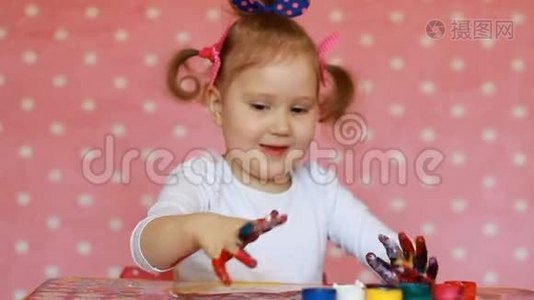 小女孩用刷子和油漆画画。 宝贝艺术。 古奇和油漆视频