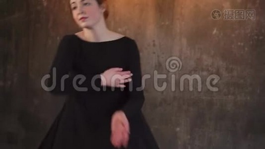 一位年轻女子在舞会上转过身，她是一位职业舞者视频