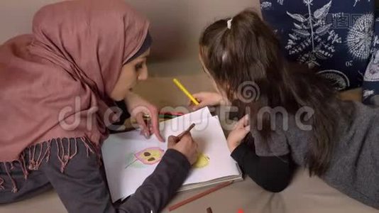 穆斯林母女躺在沙发上用彩色铅笔作画，背景舒适，侧视50视频