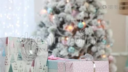 圣诞树和花环背景上的圣诞礼物和纸板屋视频