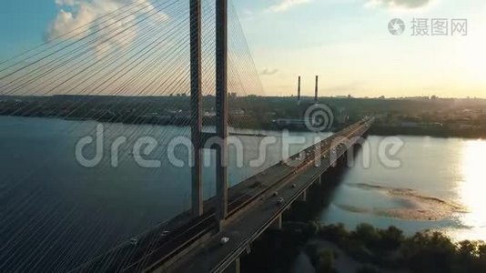 空中无人机镜头。 日落时分在基辅的南桥上倒飞视频