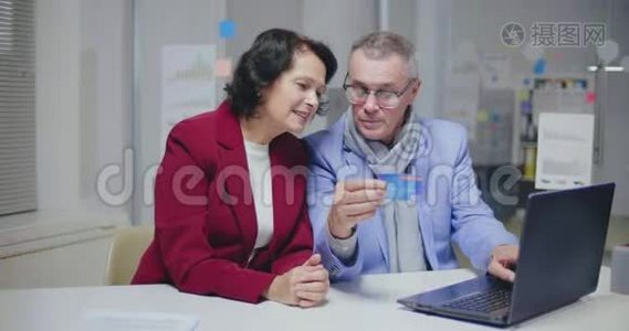 白种人老年夫妇网上购物画像视频