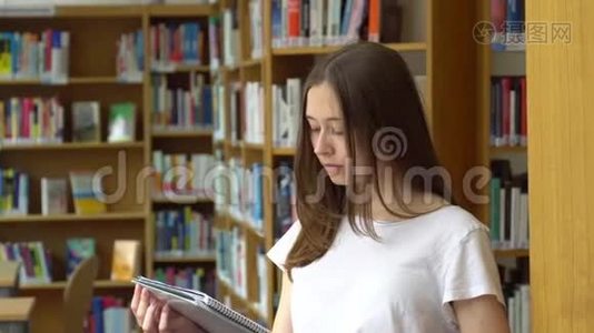 快乐少女在学校图书馆摆姿势视频