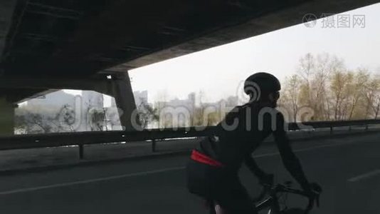 适合和强大的自行车骑自行车与城市，桥梁和河流的背景。 自行车概念及训练..视频