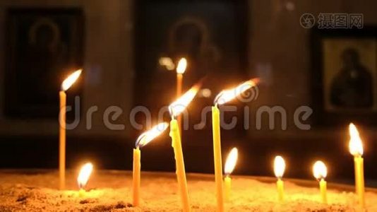 蜡烛是燃烧的，站在沙滩上，在东正教教堂的烛台上视频
