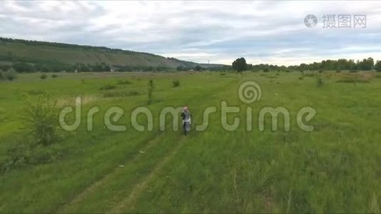 摩托车手骑摩托车在田野上视频