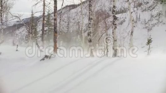 从冬季森林起飞的直升机上射击视频