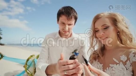 新婚夫妇，新郎和新娘，一起在他们的手中是美丽的画蝴蝶。 令人难以置信的神奇视频