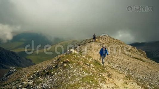 希克夫妇父子在美丽的风景中。 徒步旅行的人和孩子带着背包在山里的小径上徒步旅行视频
