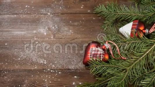 新年和圣诞快乐201920年。圣诞树上有木制背景的装饰品。 下雪了视频