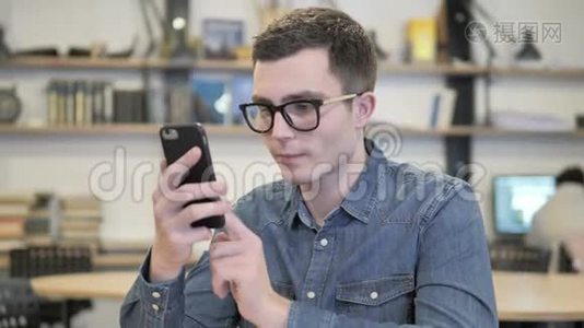 眼镜创意青年在线视频聊天视频