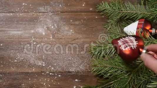 新年和圣诞快乐201920年。圣诞树上有木制背景的装饰品。 另一只手视频