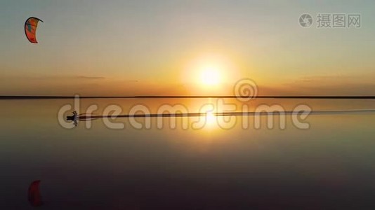 慢镜头拍摄，从无人机拍摄，一个人在赤鸢上滑行在平静的湖面上视频