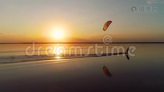 远处的湖岸，湖面上夕阳西下，一个孤独的人正在玩风筝视频