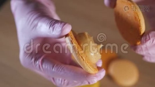 糕点厨师正在用糖果袋给柠檬杏仁饼加满奶油。视频