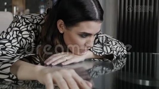 可怜的女人坐在桌子旁视频