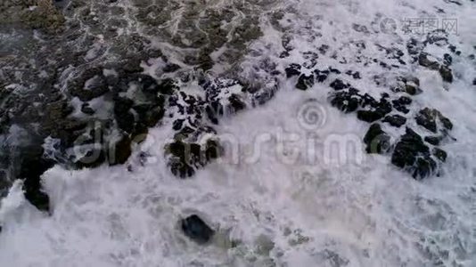 海浪撞击海崖，空中视频视频