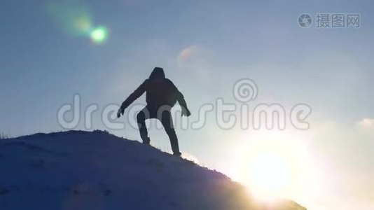 带背包的游客在雪山上旅行。 登山者轻轻地从雪山上下来，滑下来视频