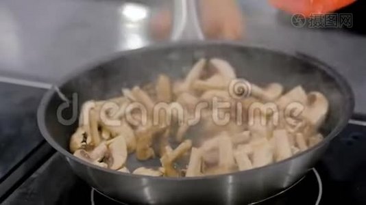 香比农蘑菇煎煮，在平底锅中作响视频