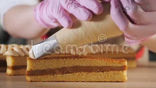 糕点厨师用糕点袋中的奶油装饰饼干。视频