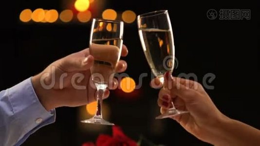 女人和男人用香槟，浪漫的约会，庆祝节日视频
