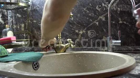 玻璃在水槽里用水冲洗视频