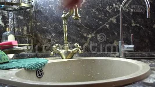 玻璃在水槽里用水冲洗视频