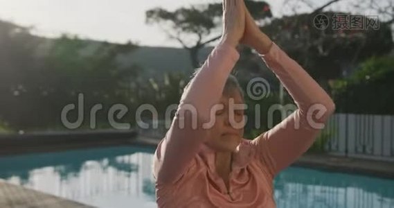 老年女性户外瑜伽健身.视频