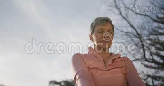 老年女性户外瑜伽健身.视频