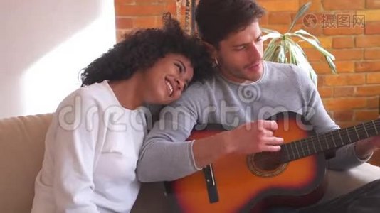 女人听男人在家弹吉他视频
