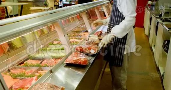 屠夫在4k店的冰箱里整理包裹的肉视频