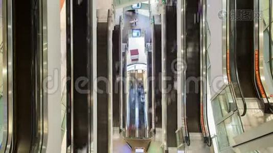 购物中心快速自动扶梯上的人，从上面可以看到时间的推移视频