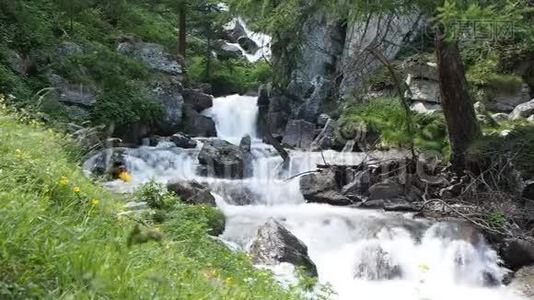 高山溪流的小瀑布，有新鲜的和冒泡的水视频