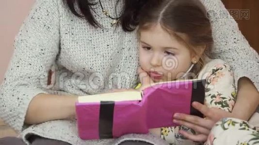 母亲给她的小女儿读童话故事视频