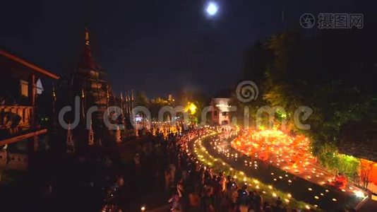 蒋迈泰兰-2015年7月30日：在潘涛寺的许多蜡烛中，不明身份的僧侣围绕佛像冥想视频