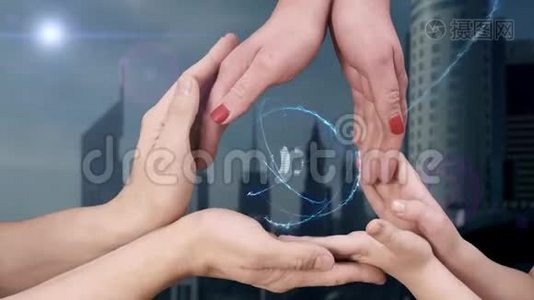 男人`，女人`和孩子的手显示全息图2019年视频