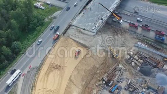 在繁忙的公路上建造公路交叉口的鸟瞰图视频