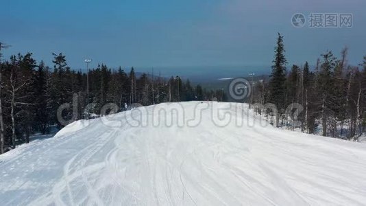 全景观运动度假村度寒假，健康生活方式理念.. 录像。 人们滑雪和滑雪视频