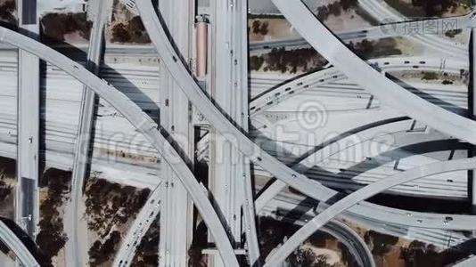 无人机右飞，揭示了惊人的公路交叉口与复杂的道路，水平和天桥结构。视频