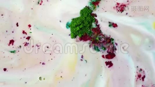 奇妙的，彩色背景的干油墨漂浮在液体白色物质的表面，俯视。 绿色和紫色视频