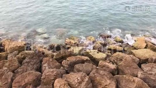 强烈的波浪溅在石头上。 海浪撞击岩石海岸。 海洋溅到岩石上视频