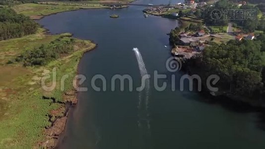 在河上驾驶喷气式滑雪板的人，俯视视频