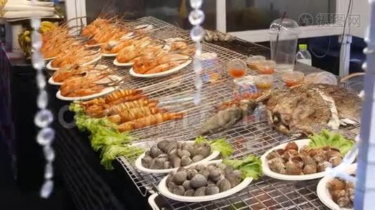 国家亚洲异国情调准备在泰国的夜市美食场吃海鲜。 美味的烤虾或视频