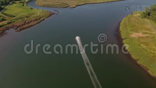 在河上驾驶喷气式滑雪板的人，俯视视频
