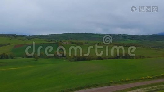 典型的托斯卡纳绿色草山。 空中无人机视频拍摄..视频
